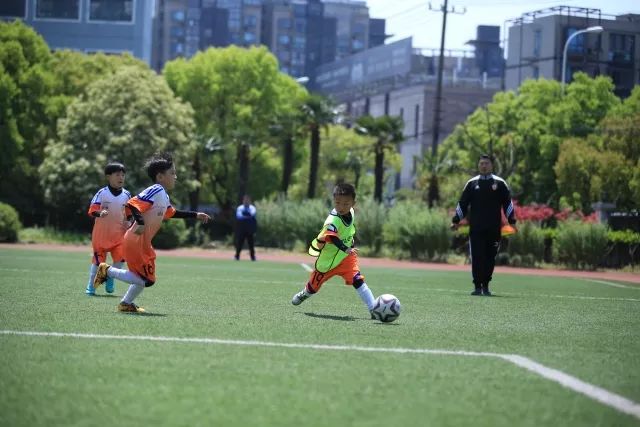 意甲-吉鲁传射约维奇破门 AC米兰3-2弗罗西诺内